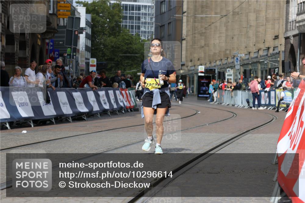 13.09.2026 - 21. swb-Marathon Bremen Strokosch-Dieckow http://msf.ph/oto/10296614 13.09.2026 11:30:49 Ziel 10650, 11025, 11195, 10967 meine-sportfotos.de