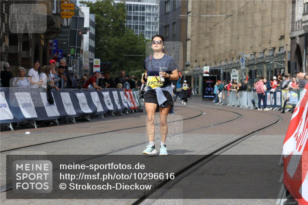 13.09.2026 - 21. swb-Marathon Bremen Strokosch-Dieckow http://msf.ph/oto/10296616 13.09.2026 11:30:49 Ziel 10650, 11025, 11195, 10967 meine-sportfotos.de