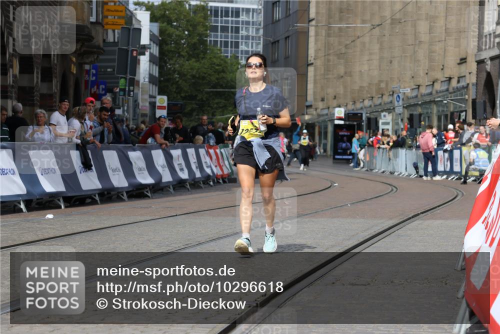 13.09.2026 - 21. swb-Marathon Bremen Strokosch-Dieckow http://msf.ph/oto/10296618 13.09.2026 11:30:49 Ziel 10650, 11025, 11195, 10967 meine-sportfotos.de