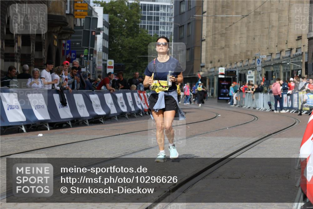13.09.2026 - 21. swb-Marathon Bremen Strokosch-Dieckow http://msf.ph/oto/10296626 13.09.2026 11:30:49 Ziel 10650, 11025, 11195, 10967 meine-sportfotos.de