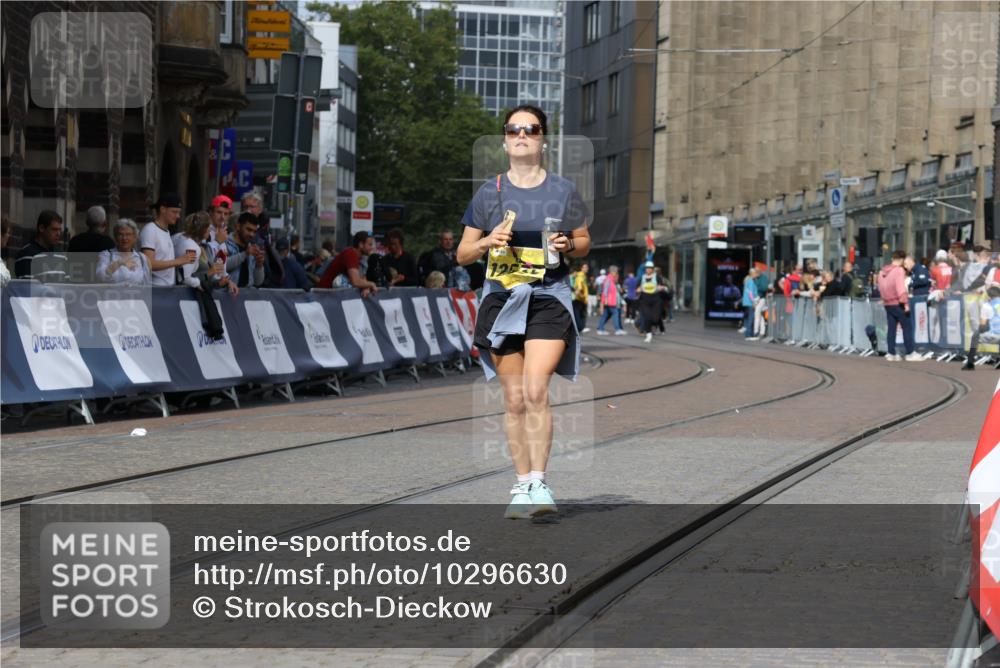 13.09.2026 - 21. swb-Marathon Bremen Strokosch-Dieckow http://msf.ph/oto/10296630 13.09.2026 11:30:49 Ziel 10650, 11025, 11195, 10967 meine-sportfotos.de
