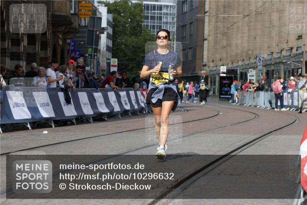 13.09.2026 - 21. swb-Marathon Bremen Strokosch-Dieckow http://msf.ph/oto/10296632 13.09.2026 11:30:49 Ziel 10650, 11025, 11195, 10967 meine-sportfotos.de