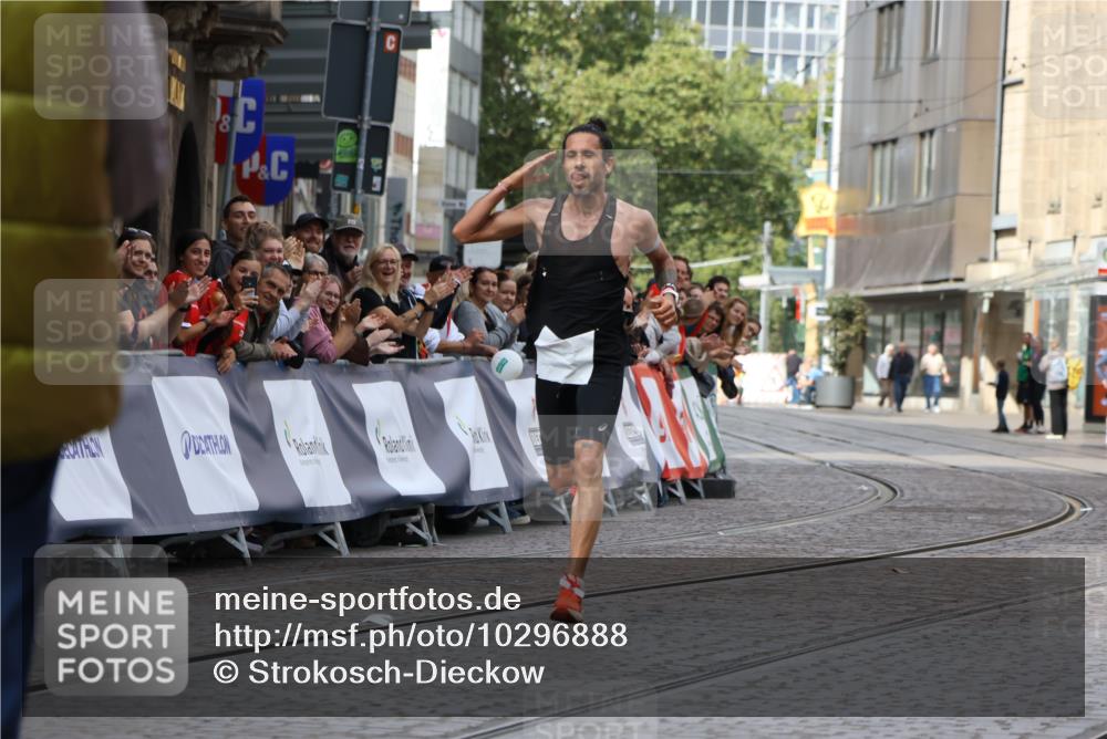 13.09.2026 - 21. swb-Marathon Bremen Strokosch-Dieckow http://msf.ph/oto/10296888 13.09.2026 12:17:20 Ziel 1109 meine-sportfotos.de