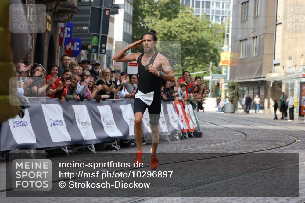 13.09.2026 - 21. swb-Marathon Bremen Strokosch-Dieckow http://msf.ph/oto/10296897 13.09.2026 12:17:20 Ziel 1109 meine-sportfotos.de