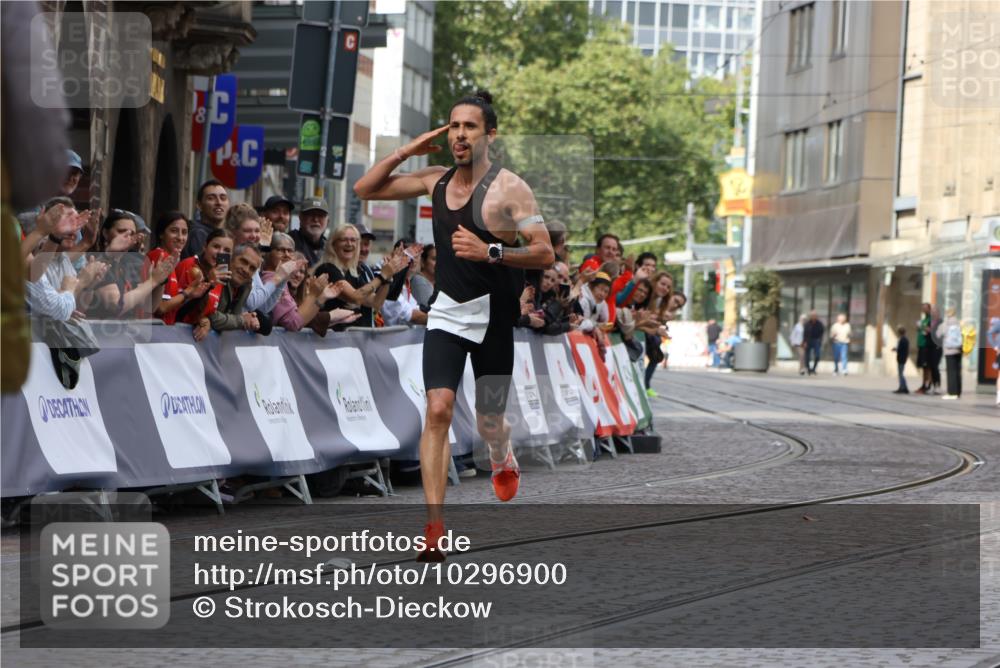13.09.2026 - 21. swb-Marathon Bremen Strokosch-Dieckow http://msf.ph/oto/10296900 13.09.2026 12:17:20 Ziel 1109 meine-sportfotos.de