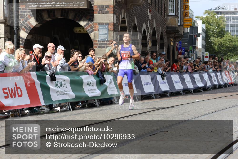 13.09.2026 - 21. swb-Marathon Bremen Strokosch-Dieckow http://msf.ph/oto/10296933 13.09.2026 12:18:09 Ziel 1956 meine-sportfotos.de
