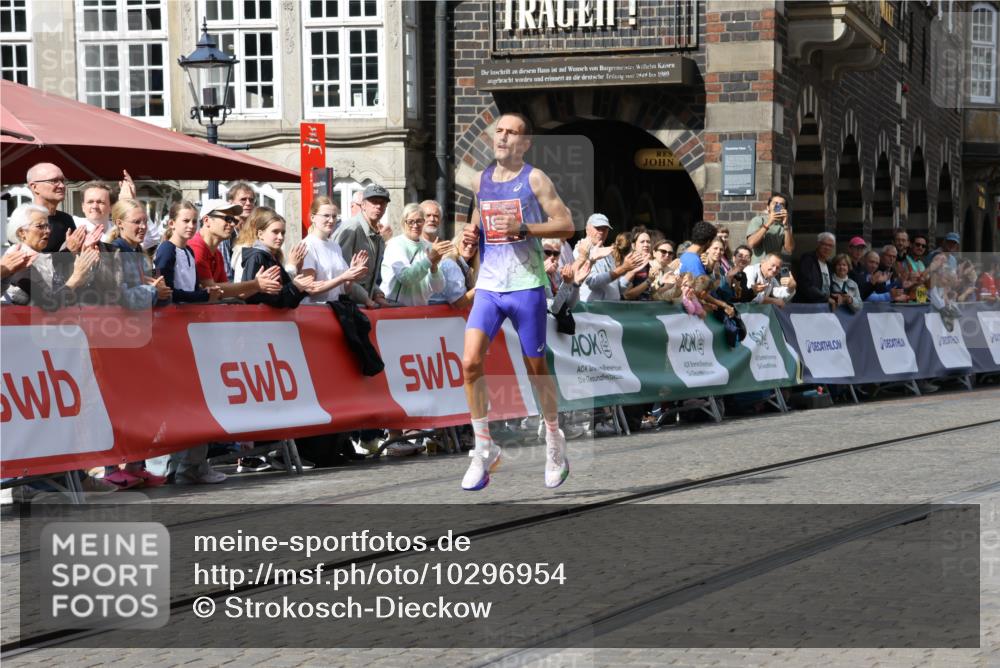 13.09.2026 - 21. swb-Marathon Bremen Strokosch-Dieckow http://msf.ph/oto/10296954 13.09.2026 12:18:10 Ziel 1956 meine-sportfotos.de