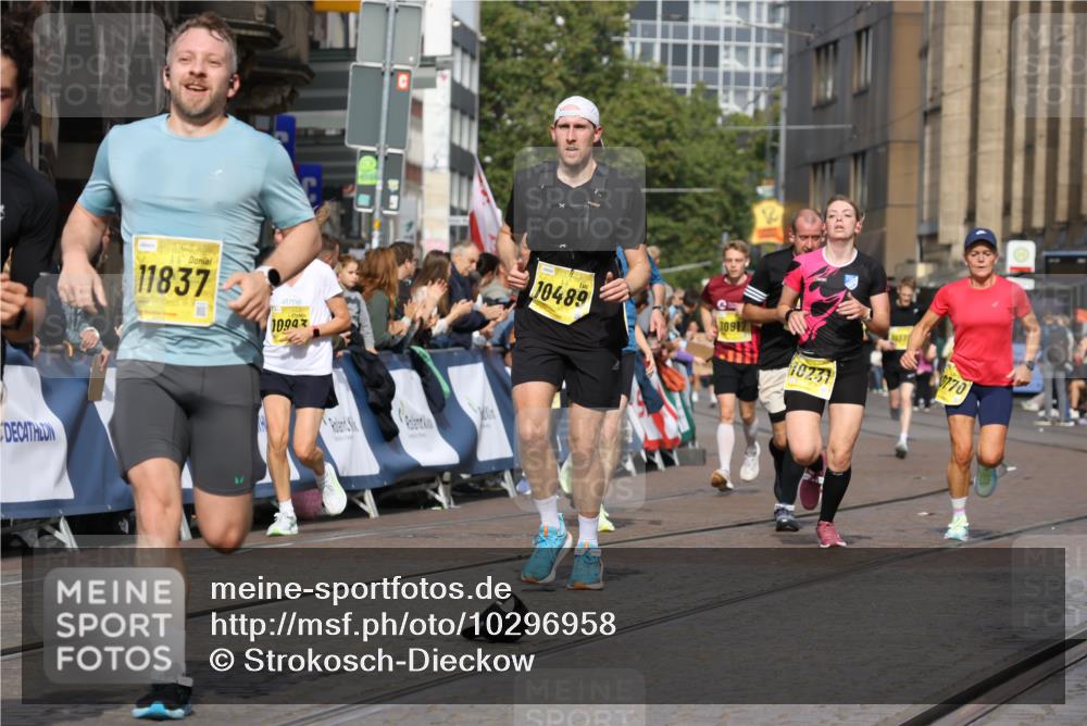 13.09.2026 - 21. swb-Marathon Bremen Strokosch-Dieckow http://msf.ph/oto/10296958 13.09.2026 10:48:39 Ziel 10316, 10421, 10426, 10638, 11058, 11135, 11241, 11582, 11683, 11781, 11815, 11837, 12259, 13570, 10815, 11885, 12204, 13512 meine-sportfotos.de