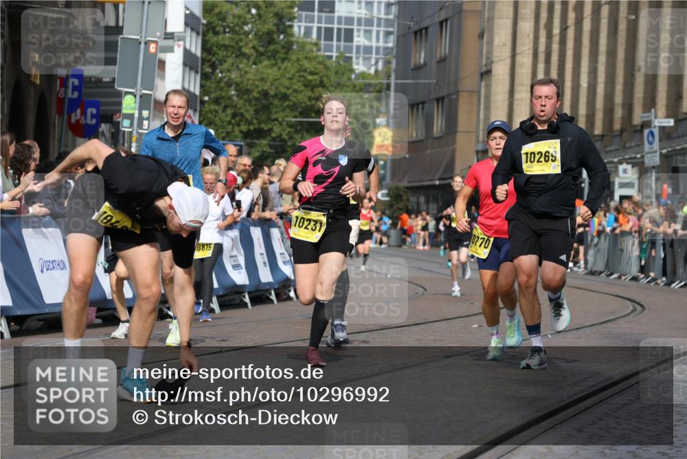 13.09.2026 - 21. swb-Marathon Bremen Strokosch-Dieckow http://msf.ph/oto/10296992 13.09.2026 10:48:40 Ziel 10316, 10421, 10426, 10638, 11135, 11241, 11582, 11683, 11781, 11815, 11837, 12259, 13570, 10815, 11885, 12204, 13512 meine-sportfotos.de