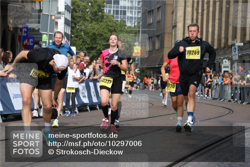 13.09.2026 - 21. swb-Marathon Bremen Strokosch-Dieckow http://msf.ph/oto/10297006 13.09.2026 10:48:40 Ziel 10316, 10421, 10426, 10638, 11135, 11241, 11582, 11683, 11781, 11815, 11837, 12259, 13570, 10815, 11885, 12204, 13512 meine-sportfotos.de