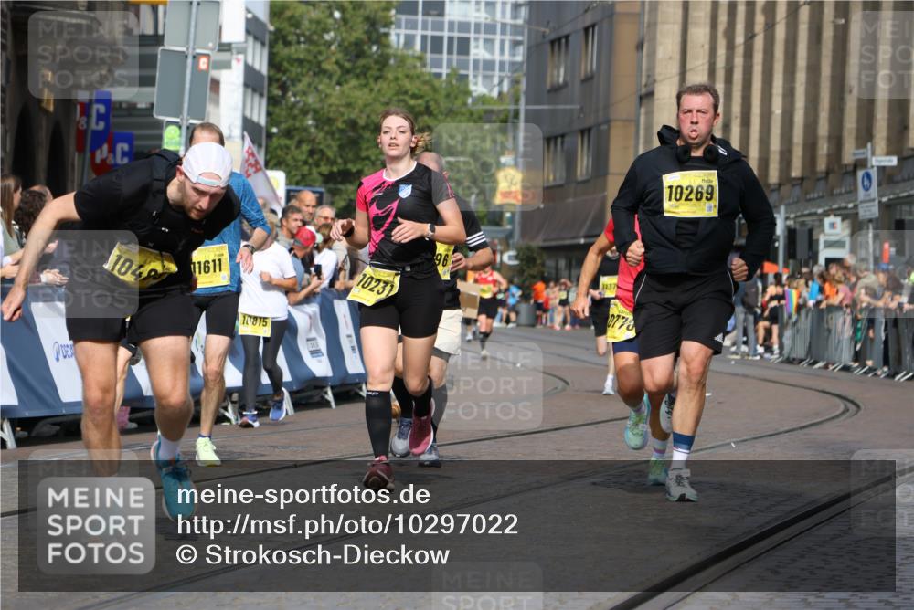 13.09.2026 - 21. swb-Marathon Bremen Strokosch-Dieckow http://msf.ph/oto/10297022 13.09.2026 10:48:40 Ziel 10316, 10421, 10426, 10638, 11135, 11241, 11582, 11683, 11781, 11815, 11837, 12259, 13570, 10815, 11885, 12204, 13512 meine-sportfotos.de