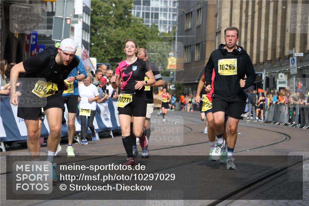 13.09.2026 - 21. swb-Marathon Bremen Strokosch-Dieckow http://msf.ph/oto/10297029 13.09.2026 10:48:41 Ziel 10316, 10421, 10426, 10638, 10814, 11135, 11241, 11582, 11683, 11781, 11815, 11837, 12259, 13570, 11885, 12204, 13512, 13555 meine-sportfotos.de