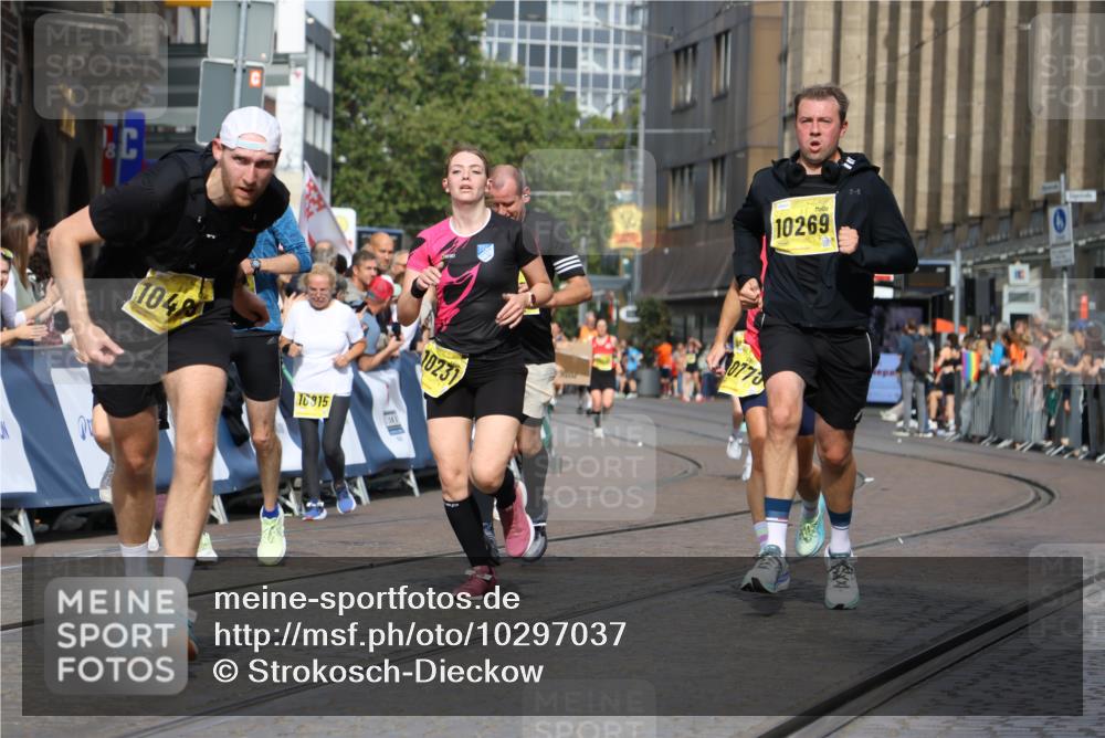 13.09.2026 - 21. swb-Marathon Bremen Strokosch-Dieckow http://msf.ph/oto/10297037 13.09.2026 10:48:41 Ziel 10316, 10421, 10426, 10638, 10814, 11135, 11241, 11582, 11683, 11781, 11815, 11837, 12259, 13570, 11885, 12204, 13512, 13555 meine-sportfotos.de