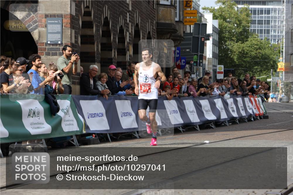 13.09.2026 - 21. swb-Marathon Bremen Strokosch-Dieckow http://msf.ph/oto/10297041 13.09.2026 12:20:44 Ziel 974, 626 meine-sportfotos.de