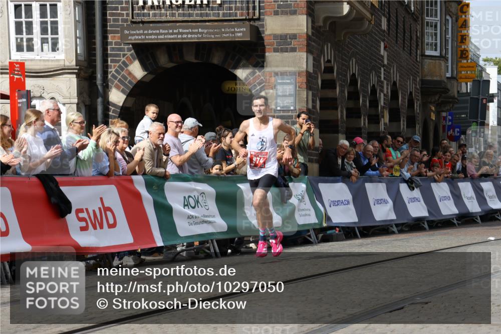 13.09.2026 - 21. swb-Marathon Bremen Strokosch-Dieckow http://msf.ph/oto/10297050 13.09.2026 12:20:45 Ziel 974, 626 meine-sportfotos.de