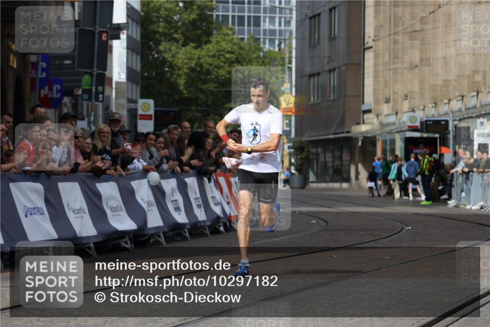 13.09.2026 - 21. swb-Marathon Bremen Strokosch-Dieckow http://msf.ph/oto/10297182 13.09.2026 12:22:22 Ziel 1681, 176 meine-sportfotos.de