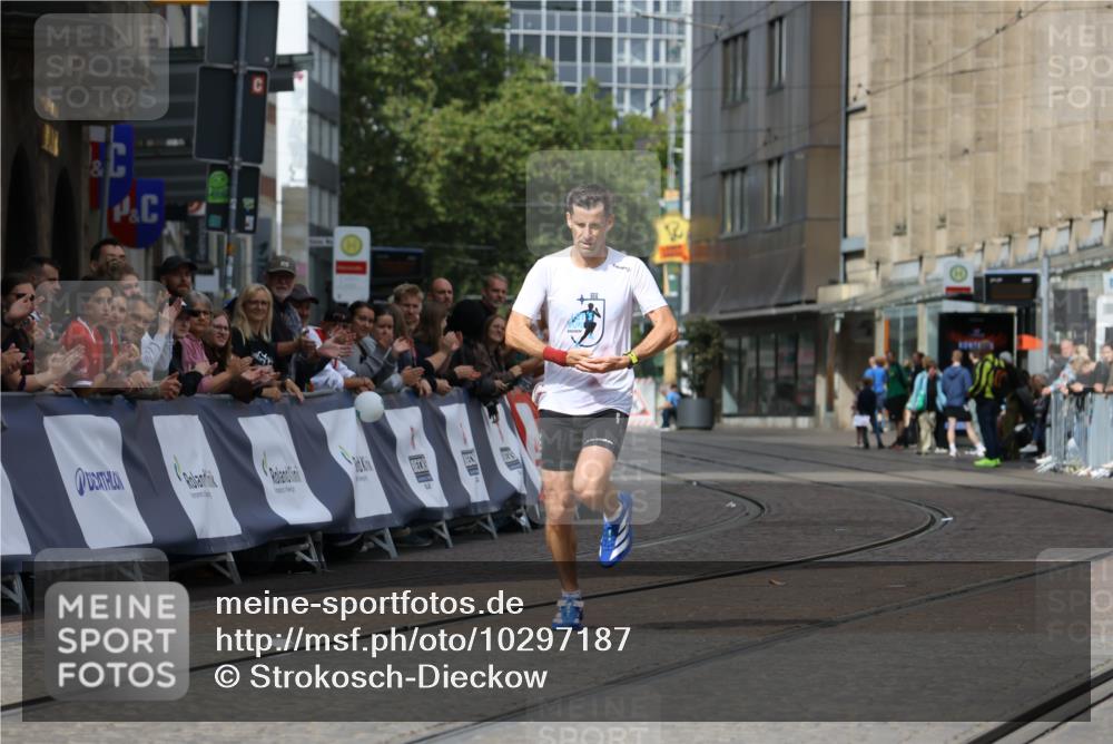 13.09.2026 - 21. swb-Marathon Bremen Strokosch-Dieckow http://msf.ph/oto/10297187 13.09.2026 12:22:22 Ziel 1681, 176 meine-sportfotos.de