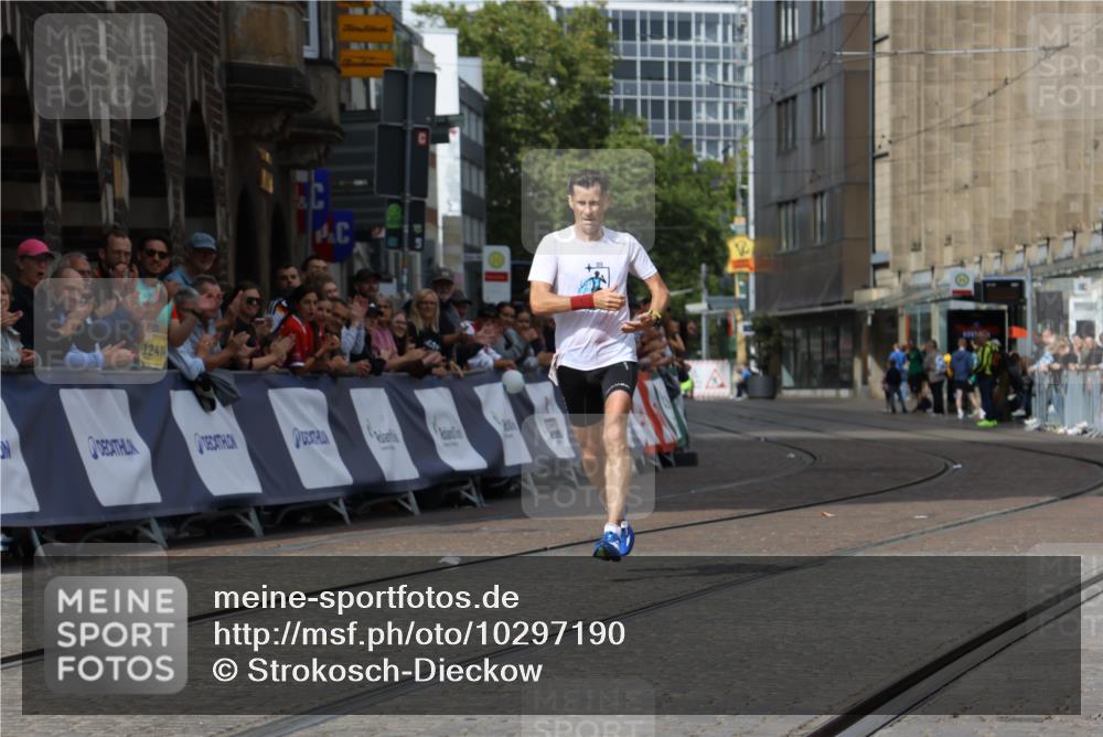 13.09.2026 - 21. swb-Marathon Bremen Strokosch-Dieckow http://msf.ph/oto/10297190 13.09.2026 12:22:23 Ziel 1681, 176 meine-sportfotos.de