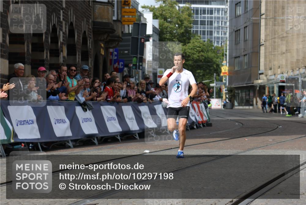 13.09.2026 - 21. swb-Marathon Bremen Strokosch-Dieckow http://msf.ph/oto/10297198 13.09.2026 12:22:23 Ziel 1681, 176 meine-sportfotos.de