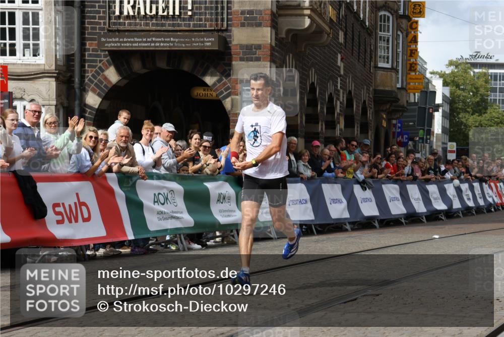 13.09.2026 - 21. swb-Marathon Bremen Strokosch-Dieckow http://msf.ph/oto/10297246 13.09.2026 12:22:26 Ziel 1681, 176 meine-sportfotos.de