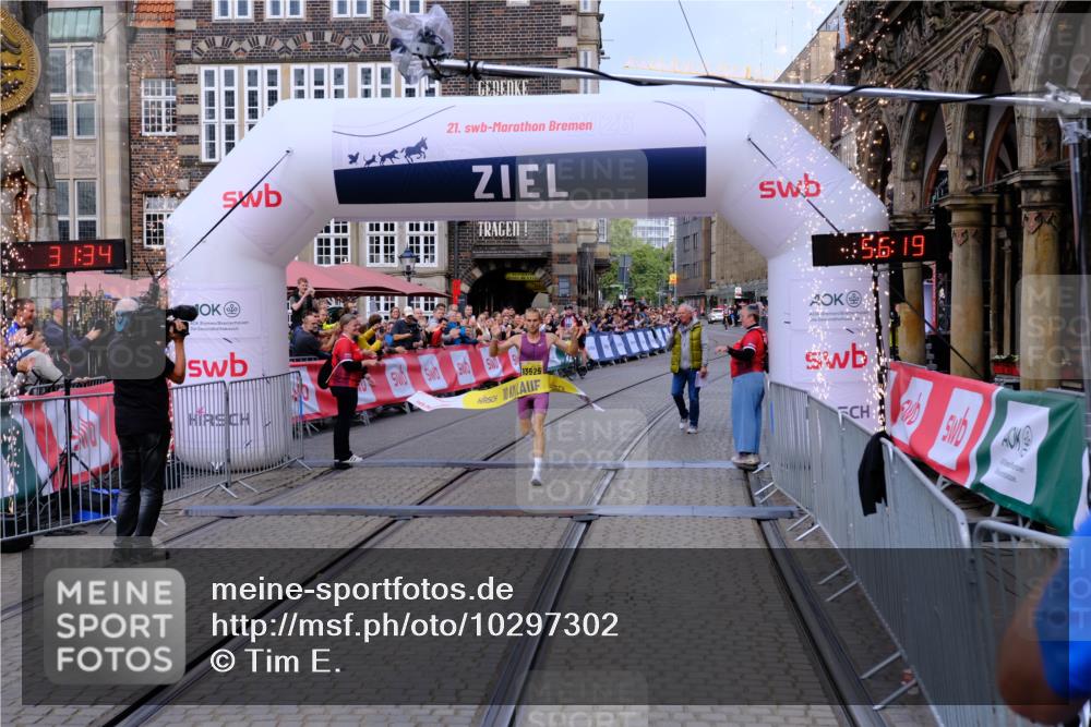 13.09.2026 - 21. swb-Marathon Bremen Tim E. http://msf.ph/oto/10297302 13.09.2026 10:26:52 Ziel 13525 meine-sportfotos.de