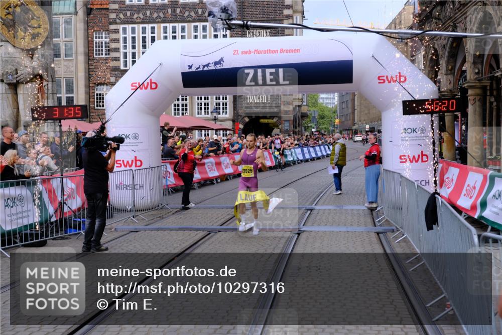 13.09.2026 - 21. swb-Marathon Bremen Tim E. http://msf.ph/oto/10297316 13.09.2026 10:26:53 Ziel 13525 meine-sportfotos.de