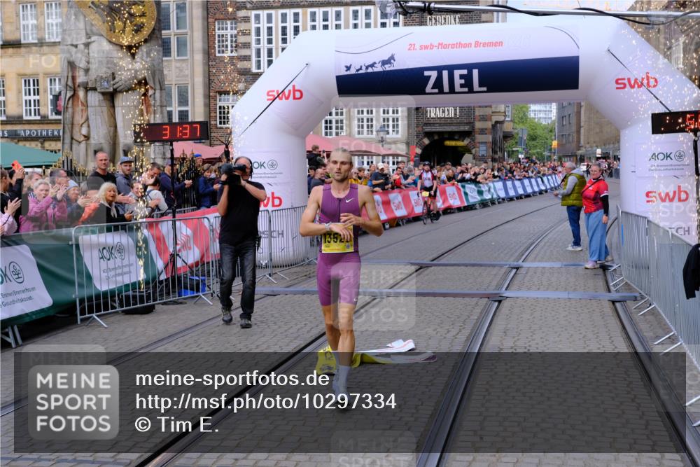 13.09.2026 - 21. swb-Marathon Bremen Tim E. http://msf.ph/oto/10297334 13.09.2026 10:26:54 Ziel 13525 meine-sportfotos.de