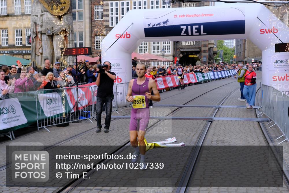 13.09.2026 - 21. swb-Marathon Bremen Tim E. http://msf.ph/oto/10297339 13.09.2026 10:26:55 Ziel 13525 meine-sportfotos.de