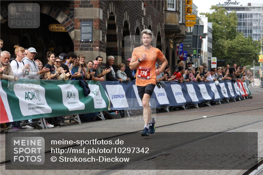13.09.2026 - 21. swb-Marathon Bremen Strokosch-Dieckow http://msf.ph/oto/10297342 13.09.2026 12:23:00 Ziel 176 meine-sportfotos.de