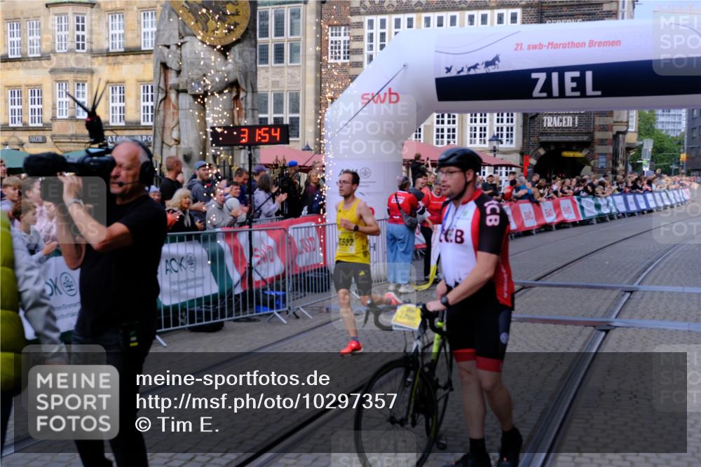 13.09.2026 - 21. swb-Marathon Bremen Tim E. http://msf.ph/oto/10297357 13.09.2026 10:27:11 Ziel 13502 meine-sportfotos.de