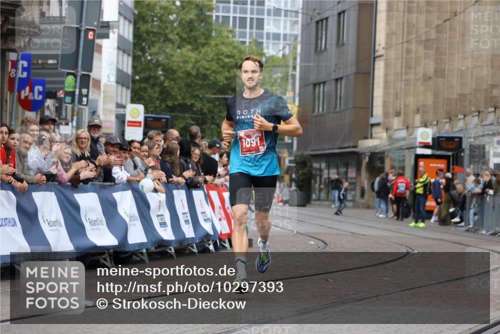 13.09.2026 - 21. swb-Marathon Bremen Strokosch-Dieckow http://msf.ph/oto/10297393 13.09.2026 12:25:01 Ziel 1091 meine-sportfotos.de