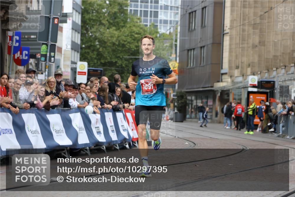 13.09.2026 - 21. swb-Marathon Bremen Strokosch-Dieckow http://msf.ph/oto/10297395 13.09.2026 12:25:01 Ziel 1091 meine-sportfotos.de