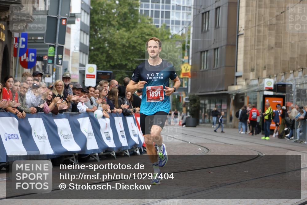 13.09.2026 - 21. swb-Marathon Bremen Strokosch-Dieckow http://msf.ph/oto/10297404 13.09.2026 12:25:01 Ziel 1091 meine-sportfotos.de