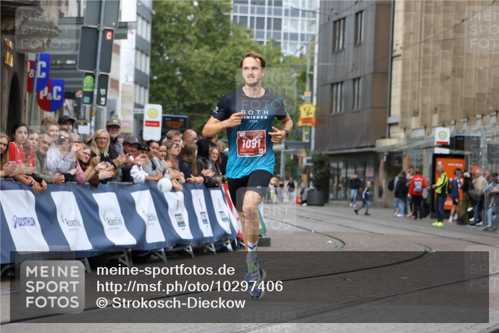 13.09.2026 - 21. swb-Marathon Bremen Strokosch-Dieckow http://msf.ph/oto/10297406 13.09.2026 12:25:01 Ziel 1091 meine-sportfotos.de