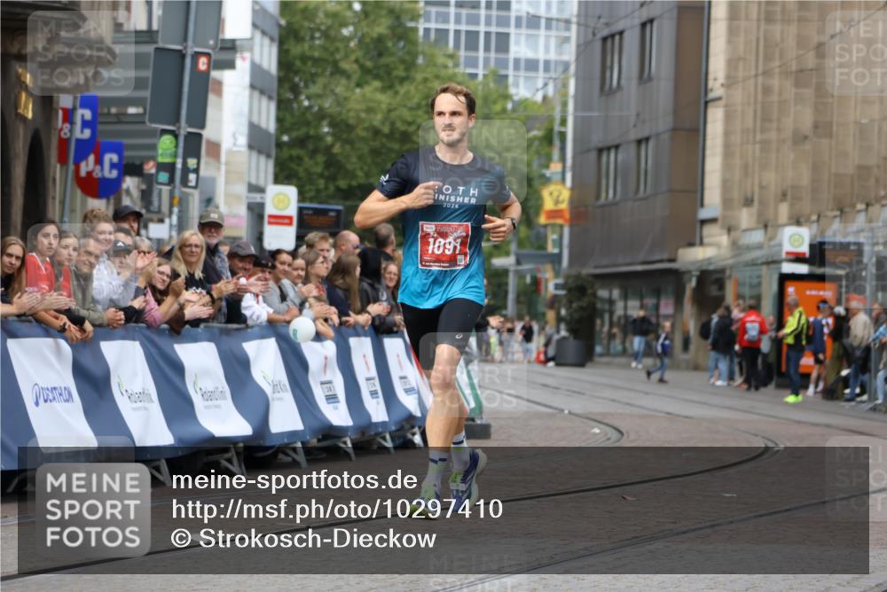 13.09.2026 - 21. swb-Marathon Bremen Strokosch-Dieckow http://msf.ph/oto/10297410 13.09.2026 12:25:01 Ziel 1091 meine-sportfotos.de