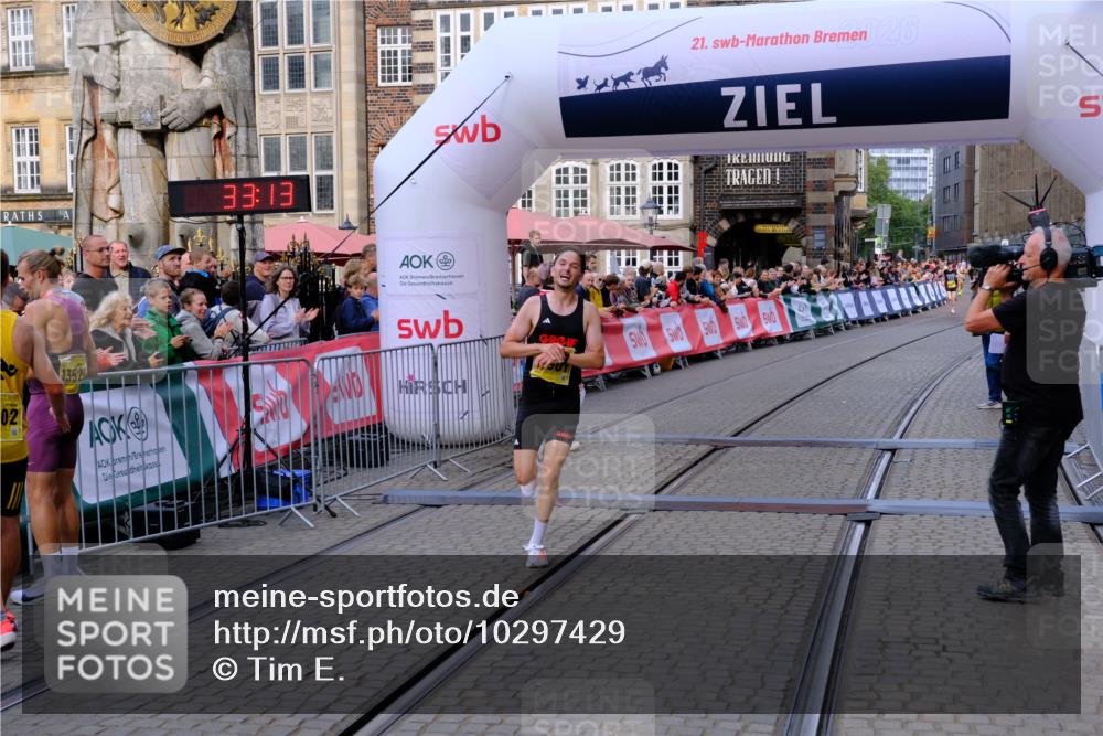 13.09.2026 - 21. swb-Marathon Bremen Tim E. http://msf.ph/oto/10297429 13.09.2026 10:28:31 Ziel 12272, 13501 meine-sportfotos.de