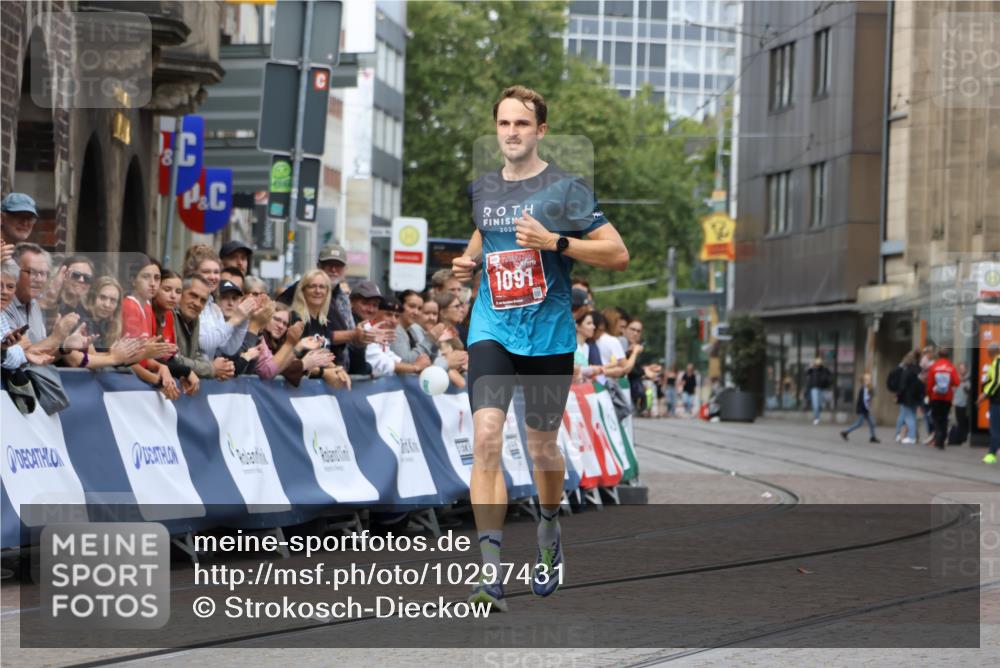 13.09.2026 - 21. swb-Marathon Bremen Strokosch-Dieckow http://msf.ph/oto/10297431 13.09.2026 12:25:01 Ziel 1091 meine-sportfotos.de