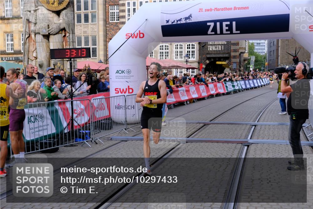 13.09.2026 - 21. swb-Marathon Bremen Tim E. http://msf.ph/oto/10297433 13.09.2026 10:28:31 Ziel 12272, 13501 meine-sportfotos.de