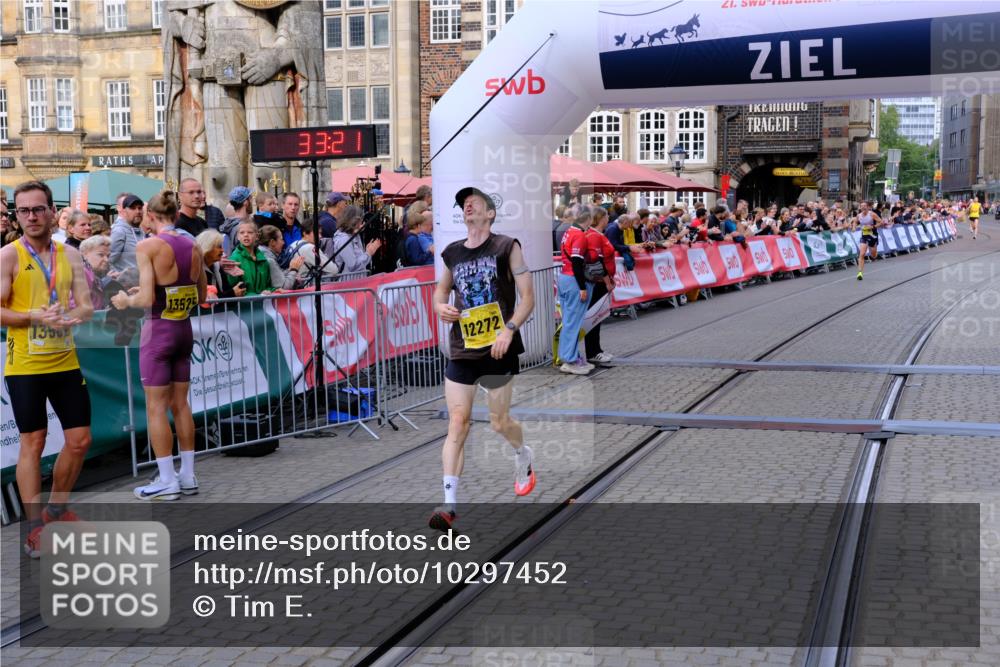13.09.2026 - 21. swb-Marathon Bremen Tim E. http://msf.ph/oto/10297452 13.09.2026 10:28:39 Ziel 12272, 13501, 13547, 13635 meine-sportfotos.de