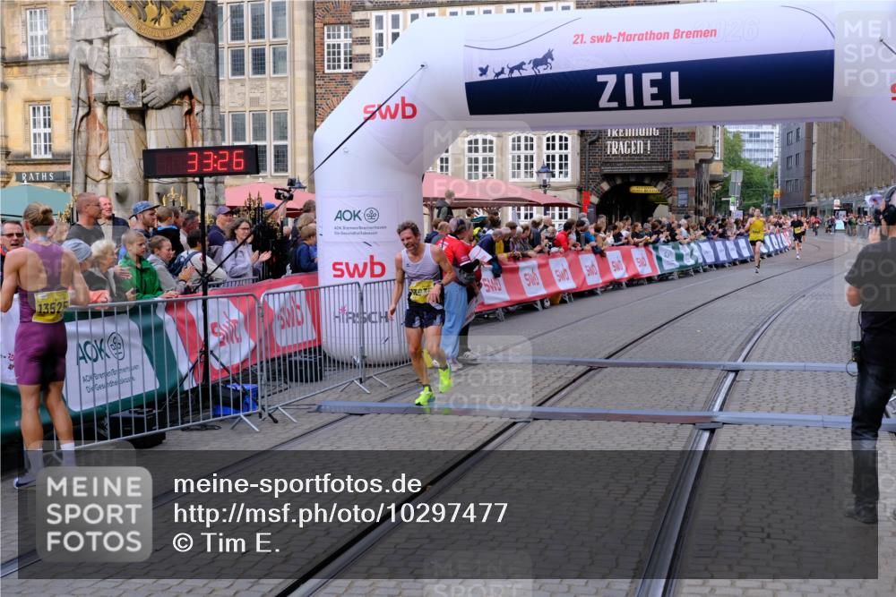 13.09.2026 - 21. swb-Marathon Bremen Tim E. http://msf.ph/oto/10297477 13.09.2026 10:28:44 Ziel 12272, 13515, 13547, 13635 meine-sportfotos.de