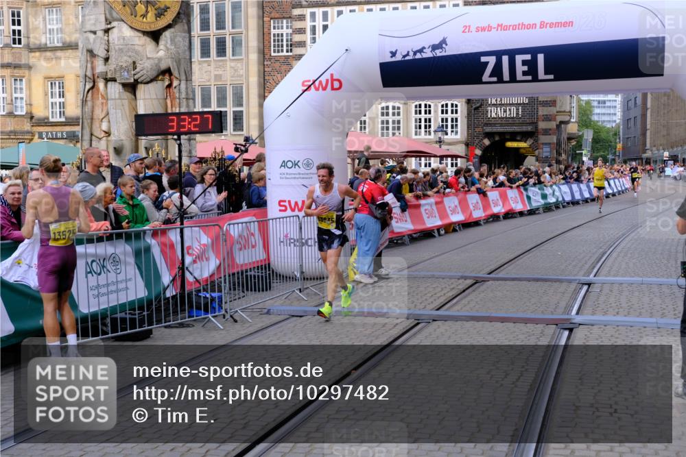 13.09.2026 - 21. swb-Marathon Bremen Tim E. http://msf.ph/oto/10297482 13.09.2026 10:28:44 Ziel 12272, 13515, 13547, 13635 meine-sportfotos.de