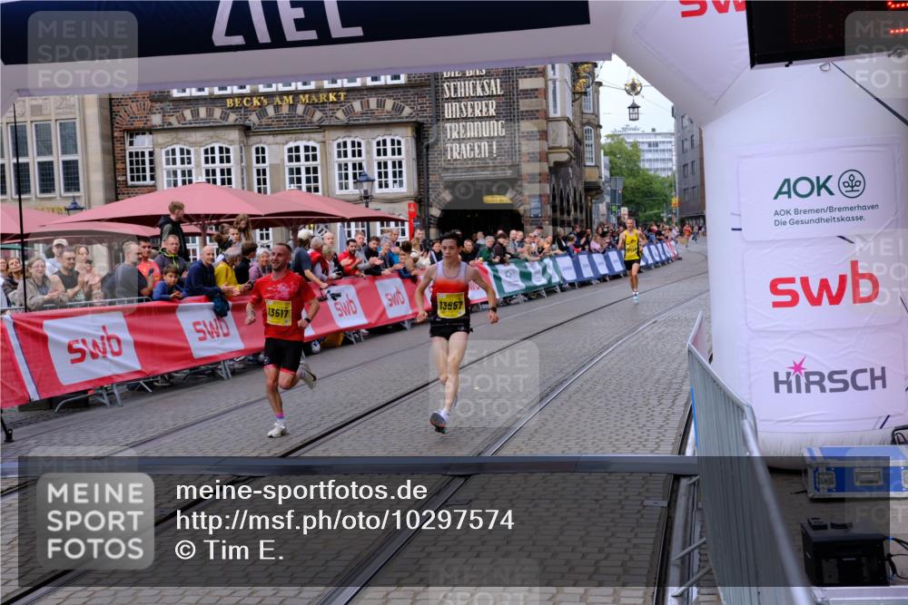 13.09.2026 - 21. swb-Marathon Bremen Tim E. http://msf.ph/oto/10297574 13.09.2026 10:29:40 Ziel 13517, 13542, 13557 meine-sportfotos.de