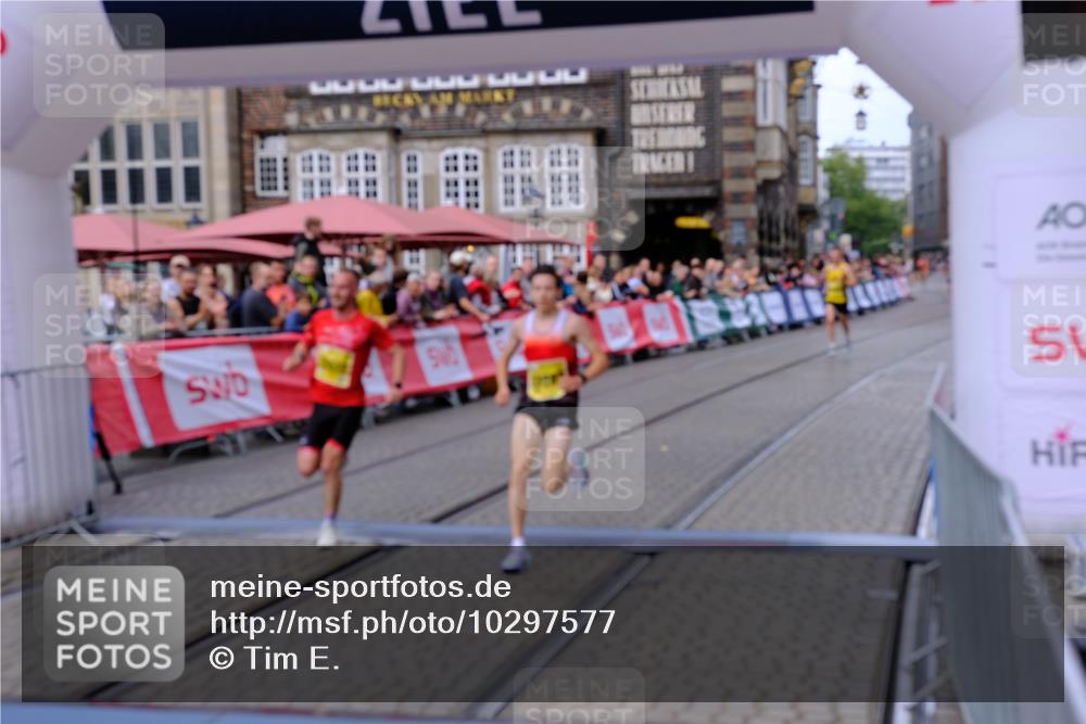 13.09.2026 - 21. swb-Marathon Bremen Tim E. http://msf.ph/oto/10297577 13.09.2026 10:29:40 Ziel 13517, 13542, 13557 meine-sportfotos.de