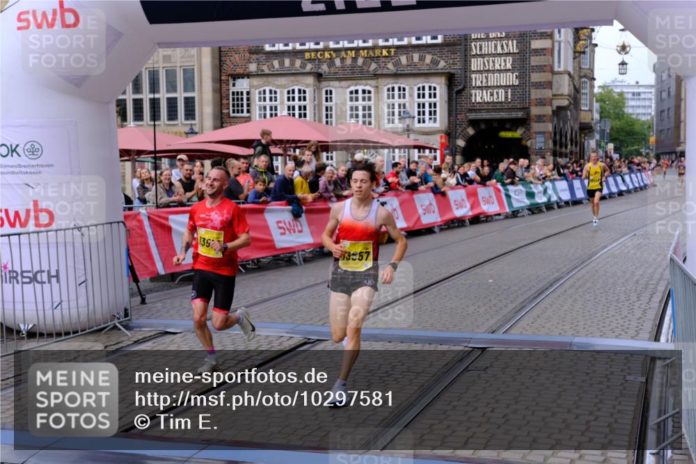 13.09.2026 - 21. swb-Marathon Bremen Tim E. http://msf.ph/oto/10297581 13.09.2026 10:29:41 Ziel 13517, 13542, 13557 meine-sportfotos.de
