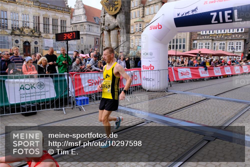 13.09.2026 - 21. swb-Marathon Bremen Tim E. http://msf.ph/oto/10297598 13.09.2026 10:29:45 Ziel 11234, 13517, 13542, 13557 meine-sportfotos.de