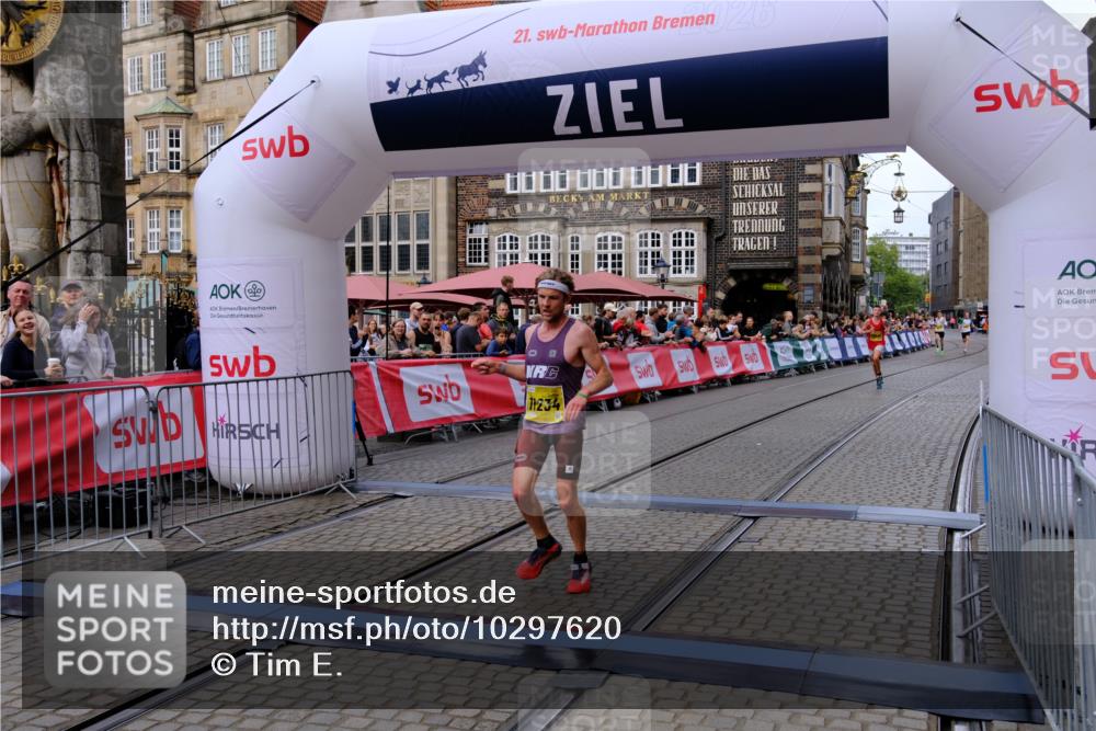 13.09.2026 - 21. swb-Marathon Bremen Tim E. http://msf.ph/oto/10297620 13.09.2026 10:29:53 Ziel 11234, 13510, 13542, 13579, 13623 meine-sportfotos.de
