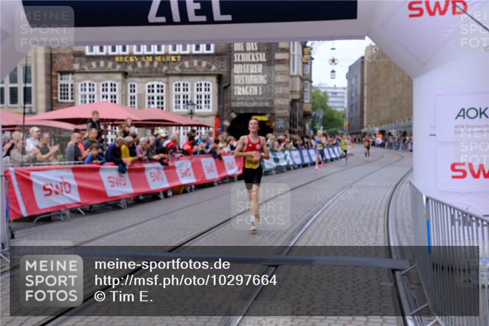 13.09.2026 - 21. swb-Marathon Bremen Tim E. http://msf.ph/oto/10297664 13.09.2026 10:30:28 Ziel 13522, 13561, 13569, 13576 meine-sportfotos.de