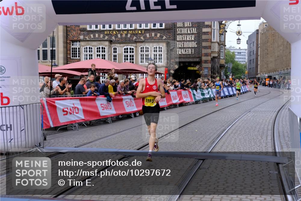 13.09.2026 - 21. swb-Marathon Bremen Tim E. http://msf.ph/oto/10297672 13.09.2026 10:30:29 Ziel 13522, 13561, 13569, 13576 meine-sportfotos.de