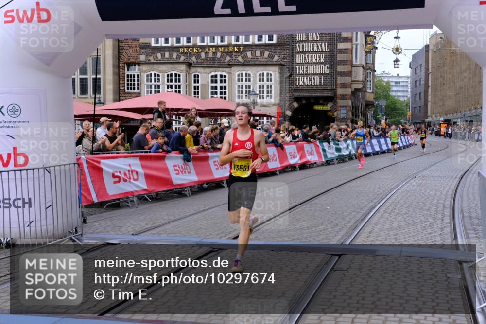 13.09.2026 - 21. swb-Marathon Bremen Tim E. http://msf.ph/oto/10297674 13.09.2026 10:30:29 Ziel 13522, 13561, 13569, 13576 meine-sportfotos.de