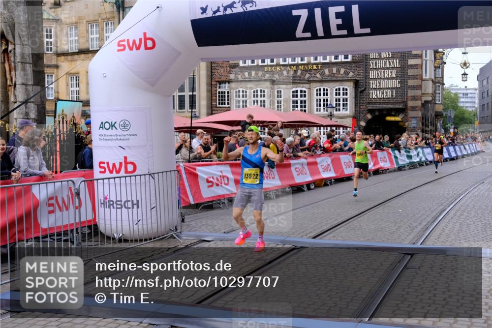 13.09.2026 - 21. swb-Marathon Bremen Tim E. http://msf.ph/oto/10297707 13.09.2026 10:30:33 Ziel 13522, 13561, 13569, 13576 meine-sportfotos.de